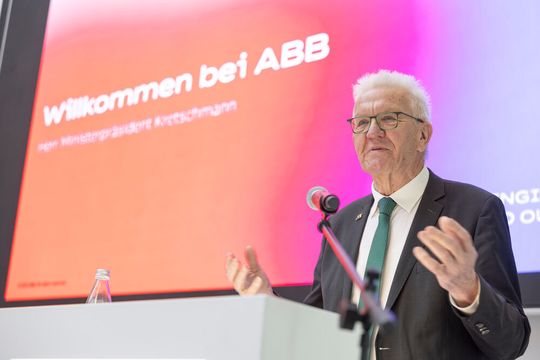 Ministerpräsident Kretschmann richtete ein Grußwort an die ABB-Kolleginnen und -Kollegen.(Bild:  Luca Siermann/ABB)