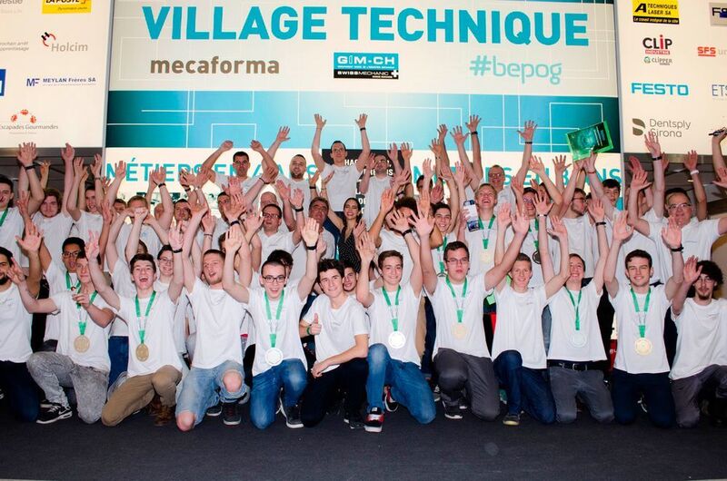 Tous les apprentis partiticipants au Championnat de l'industrie posent pour la postérité sur le stand « Village Technique » de mecaforma à Beaulieu Lausanne. (GIM-CH)