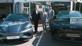 Tiemeyer eröffnet in Lüdenscheid einen weiteren Standort für die Marke BYD. Im Bild: (v. l.) Uwe Rodemerk, Standortleiter Sales in Lüdenscheid; Sascha Kempkes, Standortleiter Aftersales in Lüdenscheid; Diego Délano Campos, Geschäftsführer Tiemeyer-Gruppe. (Bild: Automobile Tiemeyer)