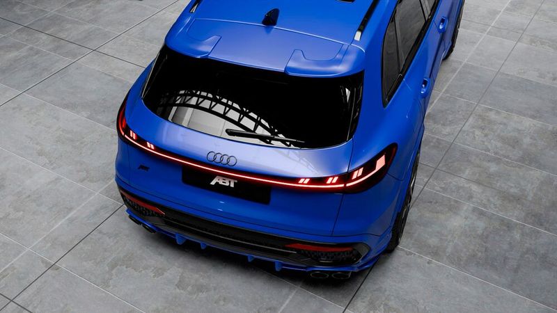 Der Heckspoiler ist oberhalb der Heckscheibe montiert. (Bild: ABT )