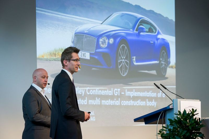 Darren Purvin (links), bei Bentley Projektleiter für den Continental GT, und Markus Israel, Technologieverantwortlicher für Clinchen und Stanznieten bei VW, stellen die speziellen Produktionsprozesse für die Continental-Karosserie vor. (Stefan Bausewein)