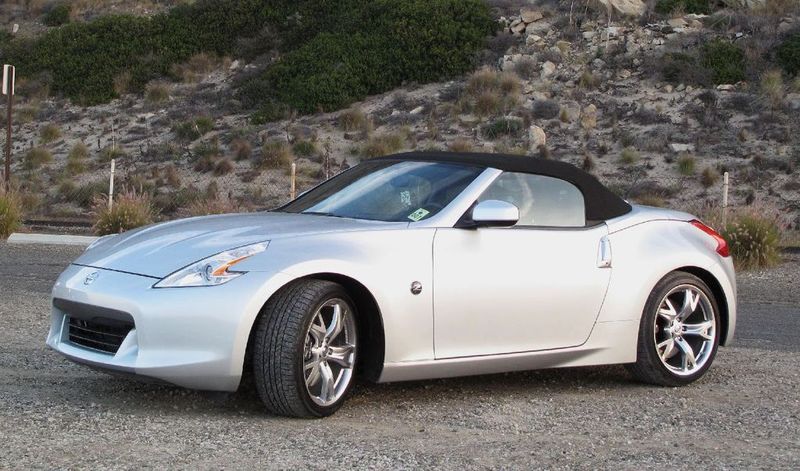 Das in gerader Linie vom höchsten Punkt der A-Säule bis zum Heckspoiler abfallende Dach ist eine direkte Anleihe aus dem Nissan GT-R. (Archiv: Vogel Business Media)