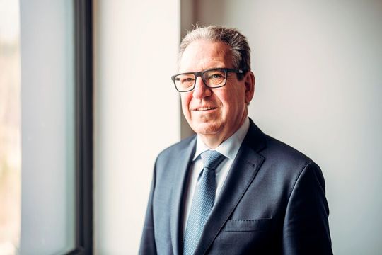 Mag. Karlheinz Wex blickt auf das vergangene Geschäftsjahr 2024/25 der Plansee Group zurück: „Wir haben uns trotz allem gut gehalten! Doch es müssen einige Probleme angegangen werden, um fit für die Zukunft zu bleiben. Dabei muss auch die Politik helfen.“(Bild:  Plansee Group)