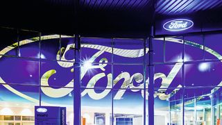 Der neu ausgestatettete Ford-Standort in Siegen weckt nicht nur nachts die Aufmerksamkeit der Autofahrer. (Wahl Group)
