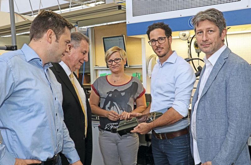 De gauche à droite : Patrick Meyer, responsable de la planification de l'usine V-Zug, Pierre Rottet, chef de projet FANUC, Dimitrijevic Ivanka, monteuse, Andrè Furger, tous deux V-Zug et Guido Lüönd, COO de R. Wick AG - ils sont tous très satisfaits du résultat du projet commun. (Fanuc)