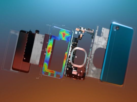 Explosionsansicht eines Telefons mit Elektronik, CAD-Skizzenlinien von Simcenter Inspire und einer Gießsimulation.(Bild:  Siemens)