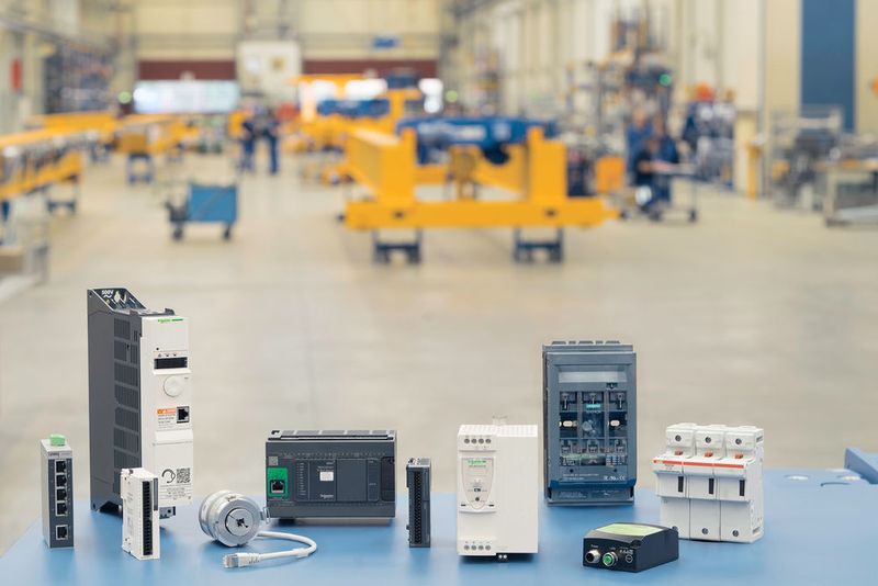 Moderne Industrieelektronik ermöglicht die aufwändige Regelung bei Tandem- und Gleichlaufsteuerung. SPS, Absolutwert-Drehgeber, Frequenzumrichter, Datenfunk und ABURemote-Empfänger sind per CAN-Bus-Netzwerk gekoppelt und synchronisieren die Betriebszustände der Krane. (Thorsten Schmidtkord)
