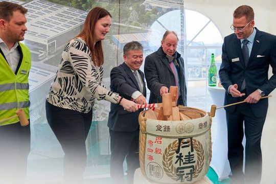 Die japanische Sakefass-Zeremonie „kagami-biraki“ ehrte die kulturellen Wurzeln der Yusen Logistics (Deutschland) GmbH und segnete das neue Logistikprojekt in Bottrop mit Wünschen für Erfolg und Wohlstand. Danach kam der traditionelle deutsche Spatenstich. (Bild:  Prologis)