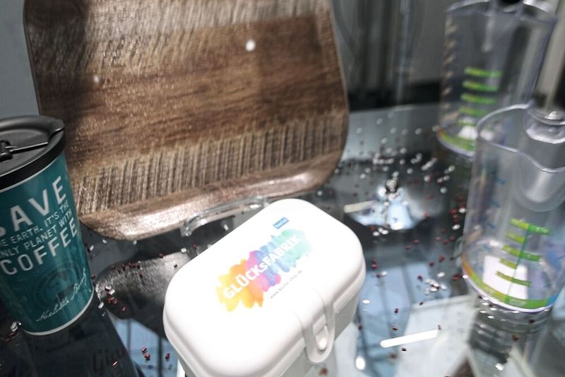 Ein breites Spektrum höchst unterschiedlicher Exponate verdeutlichte die Vielfalt der Möglichkeiten in der Kunststoffverarbeitung.  (Bild: Maschinenmarkt)