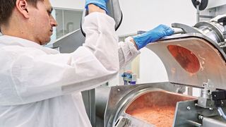 Die Herstellung von kosmetischen Puderprodukten erfordert ein schnelles, homogenes Durchmischen von mengenmäßig stark unterschiedlichen Komponenten. (Bild: Lödige)