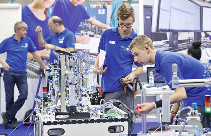 Schweizer Meister 2016 gesucht: Intensive Wettkämpfe auf der Prodex in den Disziplinen Konstrukteur, Elektroniker und Automatiker. (Anne Richter, SMM)