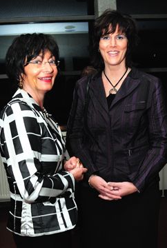 Marion Ritter und Grit Otto von der Santander Consumer Bank freuen sich auf den Abend. (Archiv: Vogel Business Media)