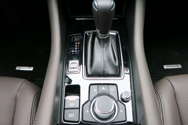 ... dass die Steuerung nur über den Dreh-Drück-Schalter möglich ist. Das funktioniert zwar gut, ein Touch-Screen wäre trotzdem wünschenswert gewesen. (Bild: Schreiner/»kfz-betrieb«)