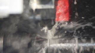 Bild 1: MEKSS-Kühlstrategie bei der Zerspanung von Titanlegierungen. (TU Kaiserslautern)