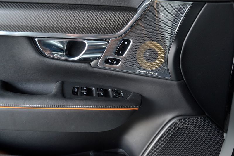 ... verwandelt das Soundsystem von Bowers & Wilkins den Innenraum des V90 Cross Country Ocean Race in einen Konzertsaal. (Michel / »kfz-betrieb«)