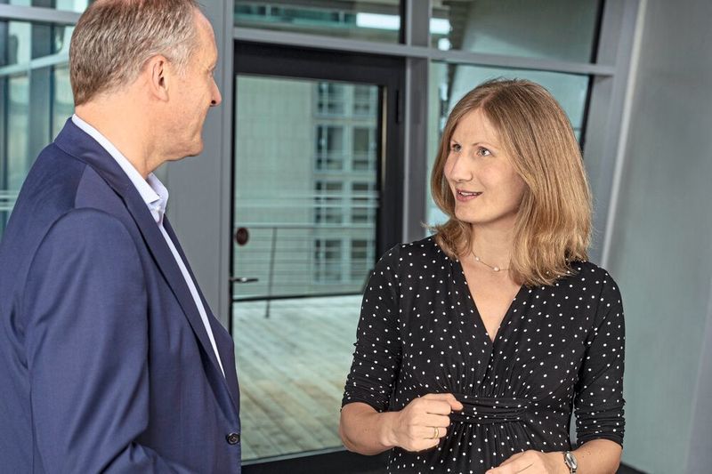 Jens Waldeck: Geschäftsführer Linde Gas (Zentraleuropa)
Weiterhin Vorstandsvorsitzender Industriegaseverband
Bei Linde seit 1990, Einstieg als Vertriebsingenieur
Elisabeth Mehlan: Leiterin Marktentwicklung Linde Gas (Zentraleuropa)
Zuvor: Geschäftsführerin Unterbichler Gase
Bei Linde seit 2008, Einstieg als Produktmanagerin (Linde)