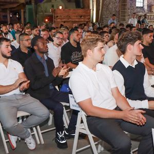 Und die Historische Kornscheune in Pulheim war bis zum letzten Platz gefüllt. (Bild:  Kfz-Innung Köln / Auweiler)