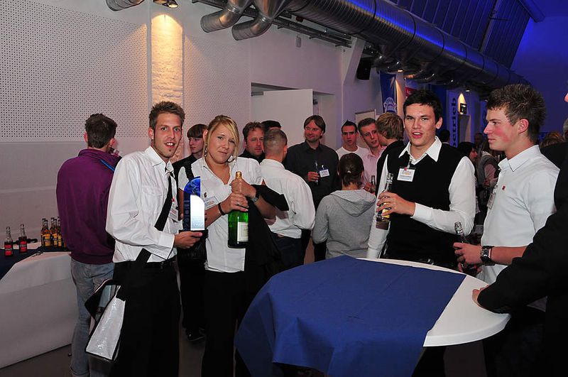 Nach der Preisverleihung gab es für Schüler, Lehrer und Gäste ausreichend Zeit zu feiern. (Archiv: Vogel Business Media)