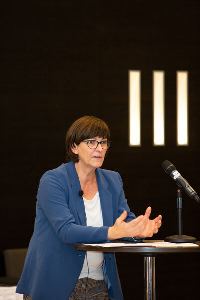 Saskia Esken bei ihrer Rede zur Rolle der Politik bei der Verwaltungsdigitalisierung (Gaby Ahnert – Eventfotograf)