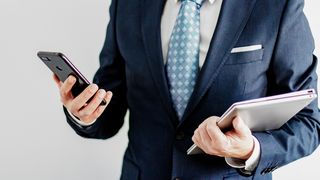 business-man-with-a-laptop-and-mobile-phone-small-2021-09-02-14-42-10-utc (Quelle: twenty20photos/Envato Elements)