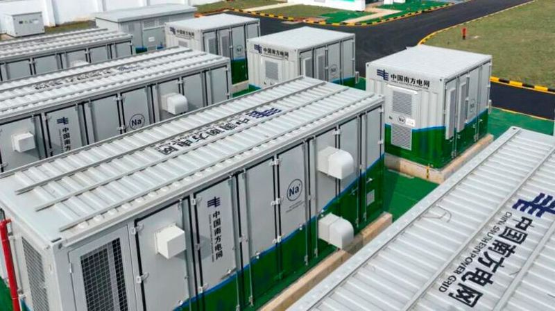 In den neun Containern der „Fulin-Natrium-Ionen-Batterie-Energiespeicher-Station“ verbirgt sich modernste Batterietechnologie.(Bild:  China Southern Power Grid Energy Storage)