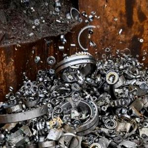 Geläutert! Später wird der Schrott aus Wälzlagerplagiaten in einem Stahlwerk eingeschmolzen. Somit finden die stählernen „Betrüger“ den Weg zurück in den Wertstoffkreislauf, wobei aus illegalen Fälschungen hoffentlich nur legale Produkte entstehen.(Bild:  Schaeffler / B. Meyer)