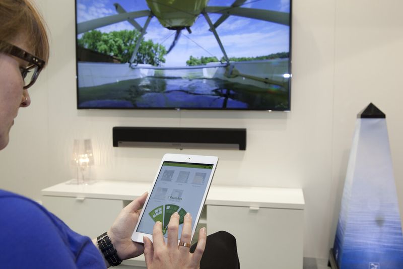 Mit Digitalstrom lassen sich auch Mietwohnungen oder ältere Häuser einfach vernetzen. Mit der entsprechenden App kann das smarte Heim dann mobil gesteuert werden. (Digitalstrom)