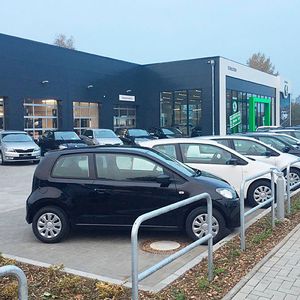 In Itzehoe hat das Autohaus Eskildsen seinen Skoda-Betrieb verlegt und neu gebaut.(Foto:  Eskildsen)