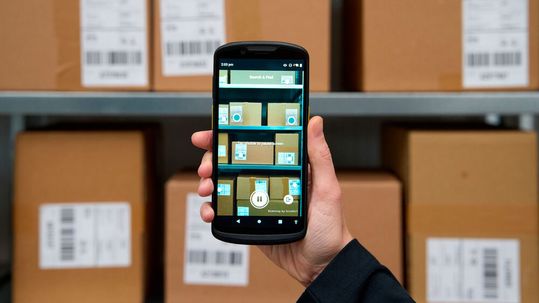 „MatrixScan Find“ kann zusätzlich bei der Auftragsvorbereitung im Lager und bei der Preisaktualisierung in den Filialen zum Einsatz kommen.(Bild:  Scandit)