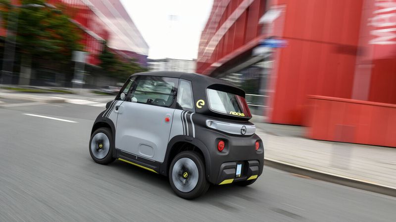 Statt des von Opel-Fahrzeugen gewohnten Nummernschilds …  (Bild: Opel)