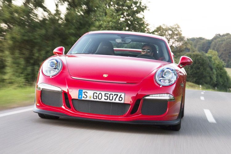 Unbeirrbar liegt der vollgetankt nur 1.430 Kilo wiegende Porsche in der Kurve, bleibt dabei aber stets für Lenkbefehlte ansprechbar und setzt sie präzise um. (Foto: Porsche)