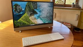 Der 23,8 Zoll große Touchscreen im HP Envy Move stellt 2.560 x 1.440 Bildpunkte dar. Darunter sitzen hinter der Stoffabdeckung zwei B&O-Lautsprecher. (Bild: Vogel IT-Medien)