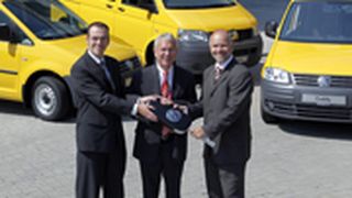 Schlüsselübergabe in Wolfsburg. (v.li): Dr. Stefan Zeisel und Dr. Hugo Eckseler, Deutsche Post DHL sowie Carsten Sass, Volkswagen Nutzfahrzeuge (Archiv: Vogel Business Media)
