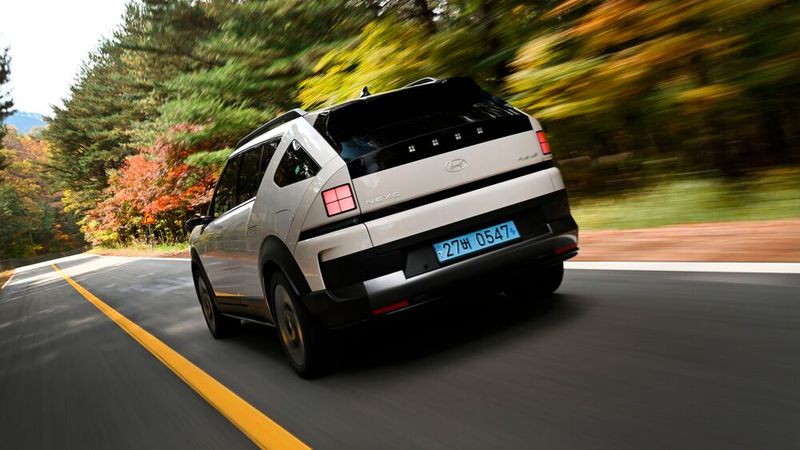 Der Kofferraum (510 – 1630 Liter) profitiert vom großen Radstand (2,79 m), ebenso die Passagiere, die vorne und hinten luftig verstaut sind. (Bild: Hyundai)