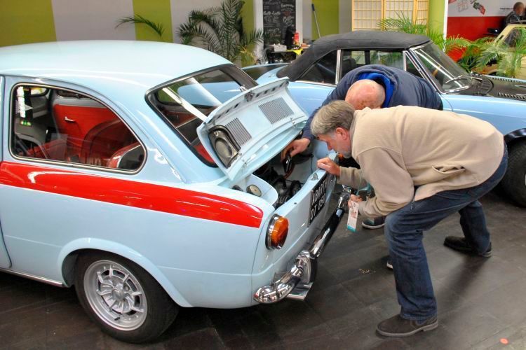 „Doch doch, der hat nen Motor.“ Während aktuelle Modelle, von ganz wenigen Ausnahmen abgesehen, im Prinzip identisch sind, gab's früher noch deutlich mehr Fahrzeug- und Antriebskonzepte, wie dieser Fiat 850 beweist. (Dominsky / »kfz-betrieb«)