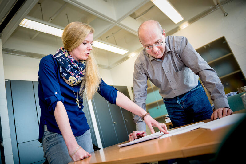 Mit neuen statistischen Verfahren wollen Prof. Holger Dette und Kirsten Schorning medizinische Studien besser planbar machen. (Bild: © RUBIN, Damian Gorczany)