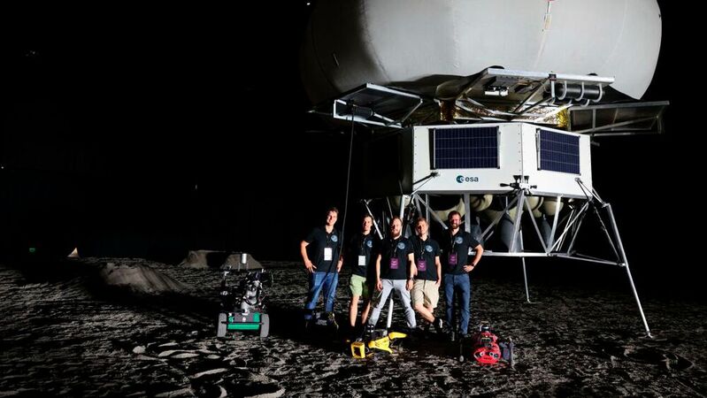 Das Gewinnerteam des FZI mit den drei autonom agierenden Robotern Husky, Spot und Anymal auf der künstlichen Mondlandschaft.