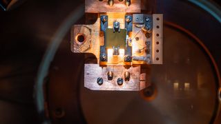 In der Nachwuchsgruppe sollen Katalysatorproben (hier das quadratische, graue Plättchen in der Mitte der Halterung) unter Vakuumbedingungen mit verschiedenen Analysemethoden untersucht werden. (Bild: Universität Oldenburg / Marcus Windus)