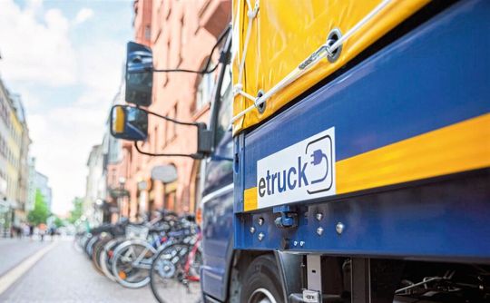 Die Münchener können sich auf bessere Luft freuen. Denn der Logistikdienstleister Dachser liefert jetzt in die Innenstadt per Elektro-Lkw. Noch ist es nur eine Postleitzahlenregion, doch sollen bald noch weitere folgen. Hier mehr zu dieser Trendwende.(Bild:  Dachser)