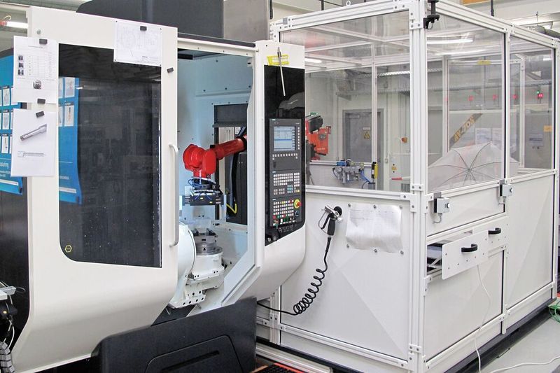 Die vollständige Systemintegration der Robotik in die CNC vereinfacht die robotergestützte Teilebearbeitung, das Umsetzen von Handlingaufgaben und das Einbinden von CNC-Maschinen in flexible Fertigungsverbände. (Siemens)
