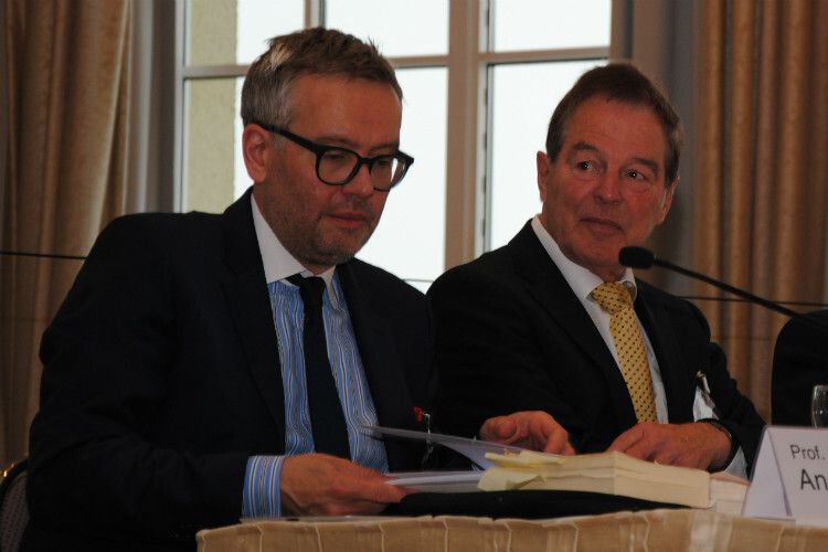 Leitungswechsel: Rechtsanwalt Kurt Reinking (re.), Mitinitiator des Deutschen Autorechtstags, hat die Leitung an Ansgar Staudinger, Professor an der Universität Bielefeld, übergeben. (Foto: Baeuchle)