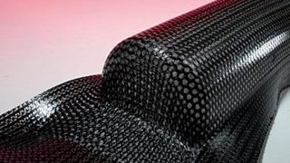 Das Gestrick hat die Fähigkeit, sich faltenfrei den Bauteilkonturen anzupassen. Möglich ist das aufgrund der Fadenreserve in den Maschen.  (Bild: Buck)