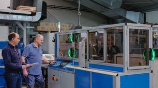 Die kompakte Anlage von Tiepner fertigt ID-Karten aus Schichtkunststoff, die u. a. als Kunden-, Ausweis- oder Scheckkarten genutzt werden. Links im Bild: Christian Höltge, Geschäftsführer der Tiepner GmbH. (Bild: Tiepner GmbH)