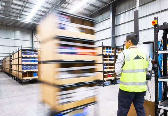 Körber will den Nutzern von AMR und anderen Robotiksystemen in der Logistik unter die Arme greifen, um den Herausforderungen der Zeit zu begegnen. Das will das Unternehmen mit einem neuen Robotics-as-a-Service-Angebot erreichen, desse Nutzen hier erläutert wird.(Bild:  Körber)