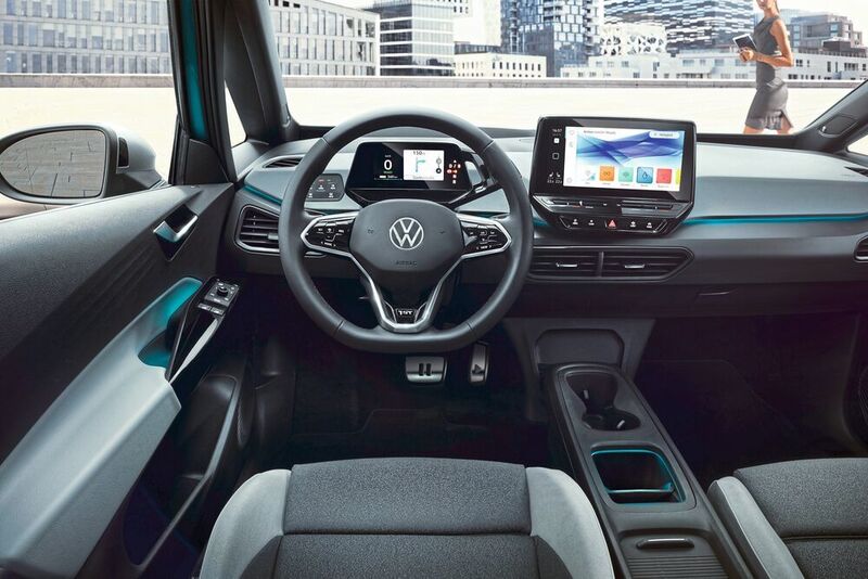 Das Cockpit setzt auf ein klares, reduziertes Layout mir zwei Bildschirmen und nur noch sehr wenigen Schaltern. (VW)