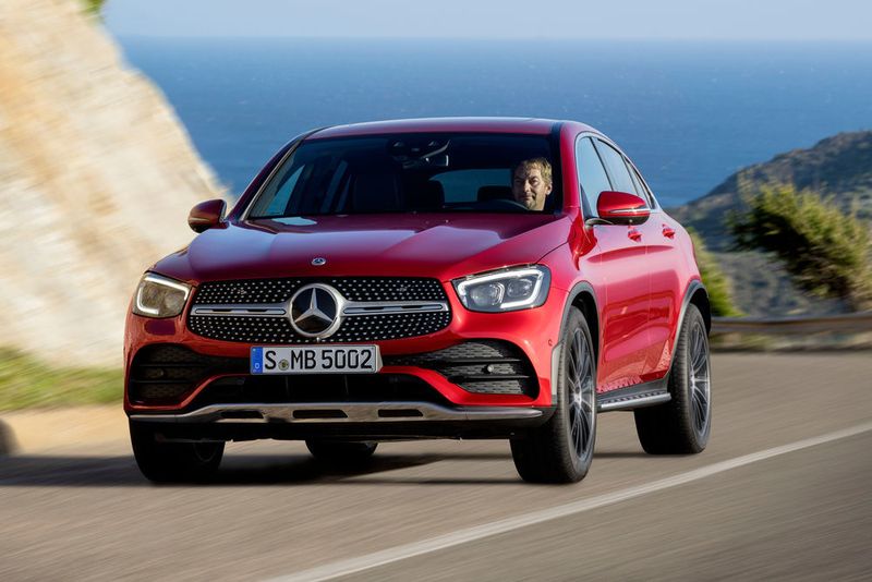 Wie beim GLC sind auch beim Coupé verbesserte Assistenzsysteme sowie das Bediensystem MBUX verfügbar. (Daimler)