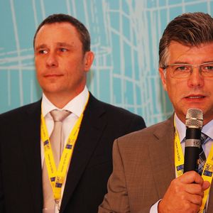 Neu-Koalitionäre unter sich: DAT-Vorstandssprecher Jens Nietzschmann (re.) und Christian Dietrich , Geschäftsführer des Münchner Start-Up-Unternehmens United Vehicles.(Foto:  Wenz)
