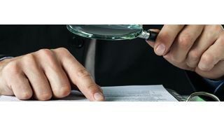 Aufs Kleingedrucke kommts an. Bei der Vertragsgestaltung im Großanlagenbau lauern eine Menge Fallstricke.  (© BillionPhotos.com - Fotolia)