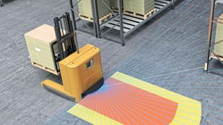 Der RSL 400 verfügt über einen Laser, der seine Umgebung detailliert erfasst und so einen kollissionsfreien Verkehr von Transportfahrzeugen im Unternehmen unterstützt. (Leuze Electronic)