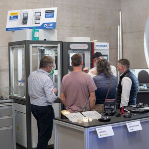Ziel des Experience Centers ist es, moderne Fertigungstechnologien erlebbar zu machen, technisches Know-how zu vertiefen und gemeinsam mit Kunden individuelle Lösungen zu entwickeln.(Bild:  Urma AG)